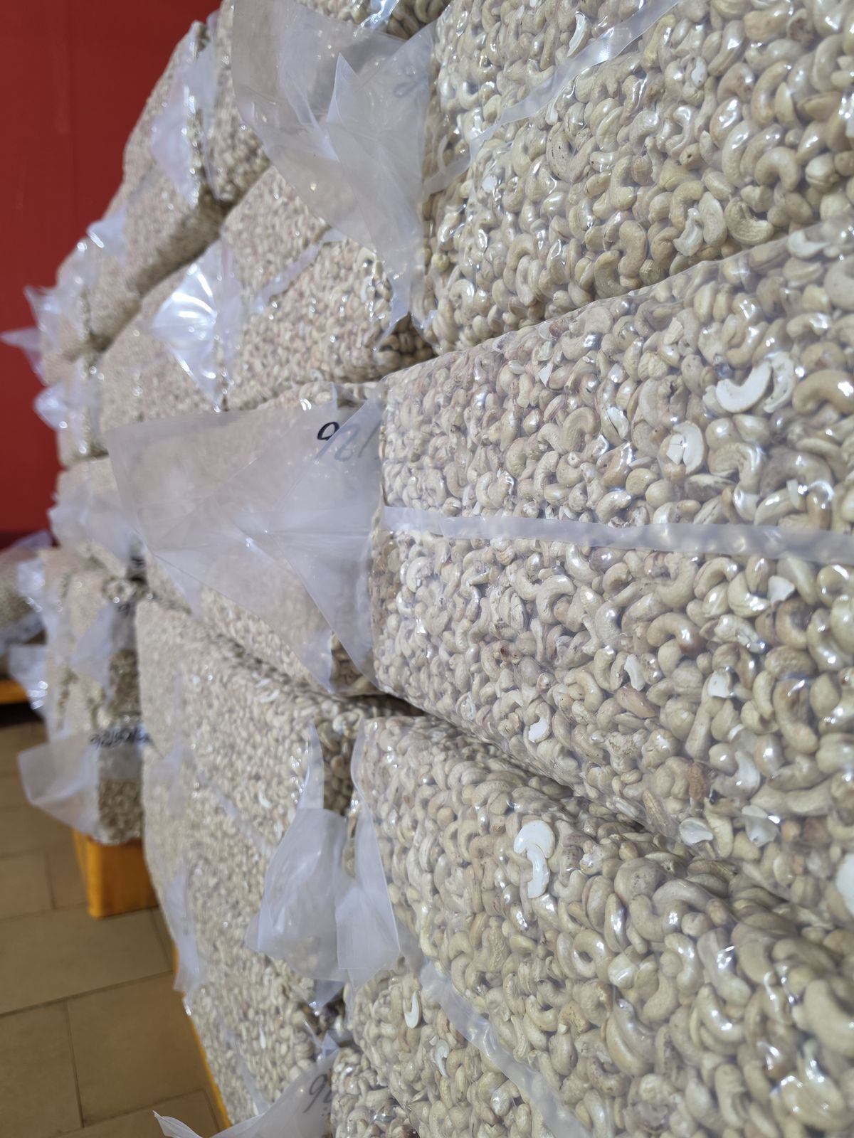 Gros plan sur des amandes blanches de cajou sous vide prêtes pour l’export