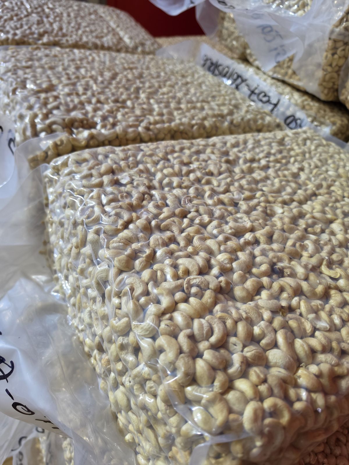 Amandes de cajou conditionnées sous vide sur palette export